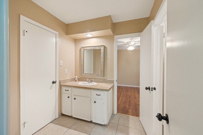 Building Photo - 18107 Shadow Valley Dr