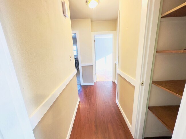 Building Photo - Classic Seattle South Park 2bed/1bath bung...