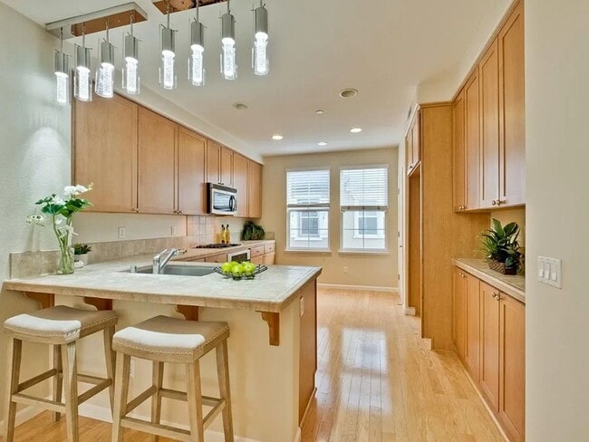 Building Photo - SAN JOSE-beautiful  townhome with tandem t...