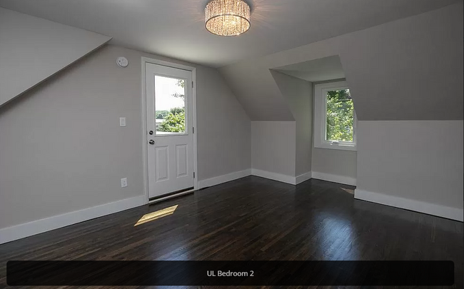Building Photo - 8 18th Ave SW