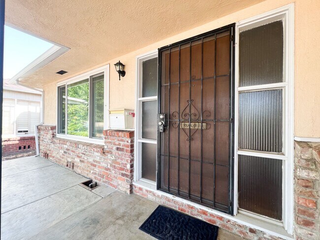 Building Photo - Tahoe Park Gem in Great Location!