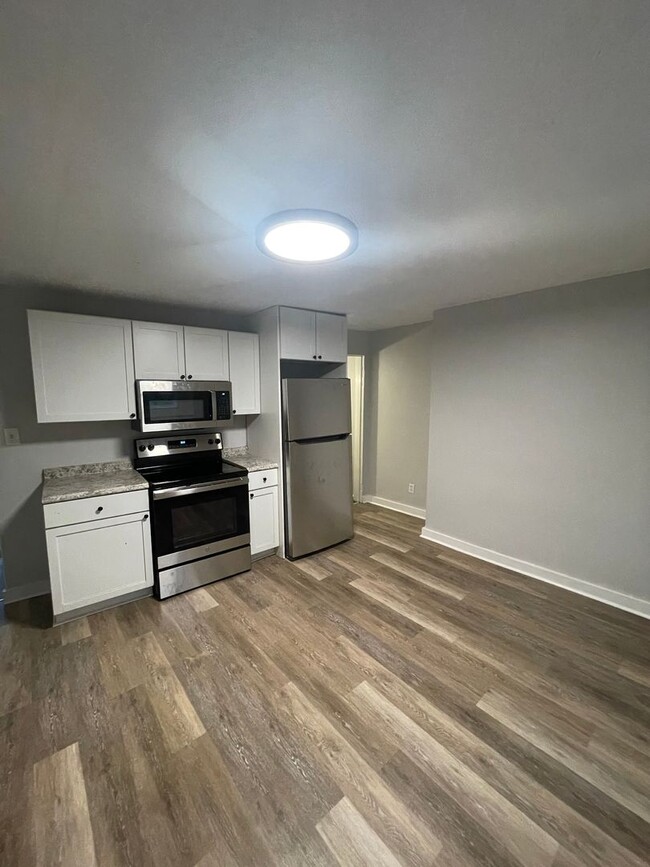 Building Photo - Modern 3 bed, move in ready! Section 8 Acc...