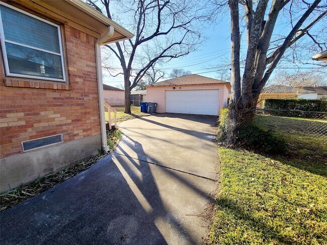 Building Photo - 1830 Viewcrest Dr