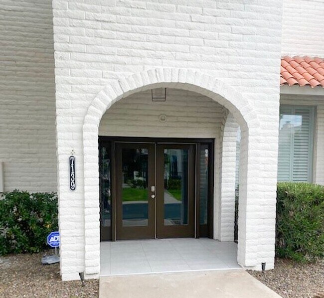 Building Photo - GREAT 3 Bedroom 2.5 Bath in Paradise Valley!