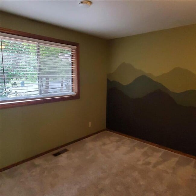 Building Photo - Spacious 4 Bedroom, 2 Bathroom Home with 2...