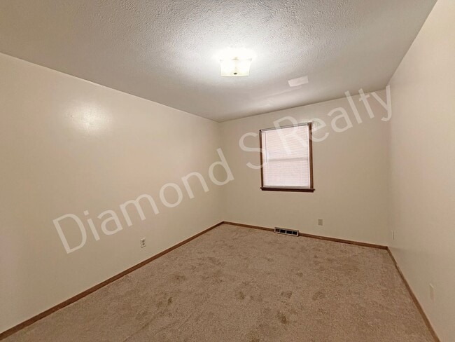 Building Photo - 2 Bedroom Duplex Available Now!  Great Location!