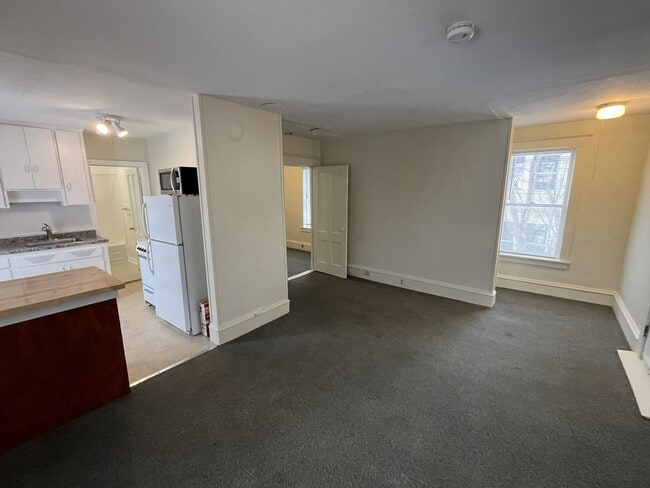 Building Photo - 31 Leclair St