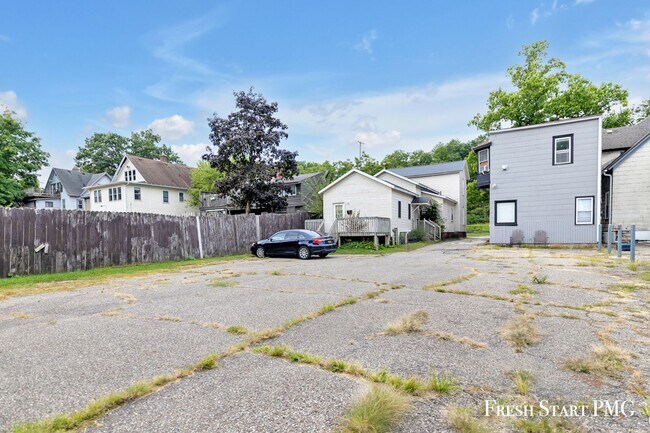 Building Photo - 615 Davis St