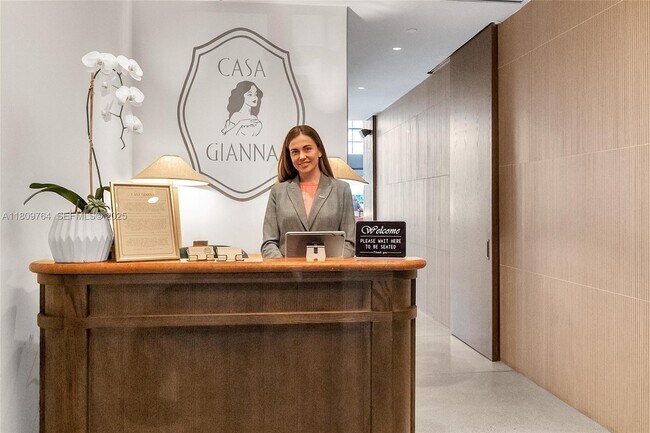 Building Photo - 601 NE 1st Ave