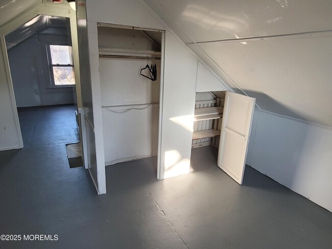 Building Photo - 19 Oak Terrace