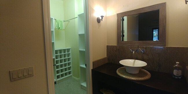 Building Photo - 406 Lillian Dr