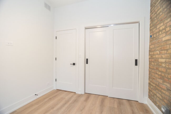 Building Photo - 2254 N Sawyer Ave