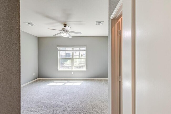 Building Photo - 1620 Bryant Dr