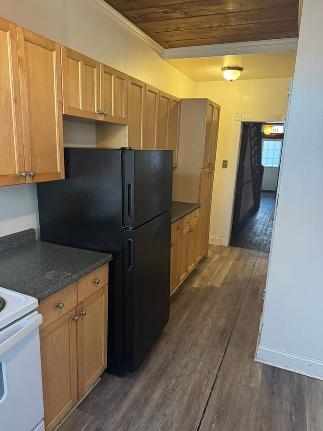 Building Photo - 4 bedroom, 1 bath, half double