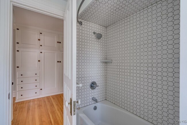 Building Photo - 160 Ten Eyck St