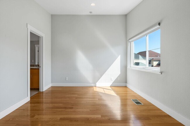 Building Photo - Modern 2BD/2BA Townhome w/ Private Yard, G...