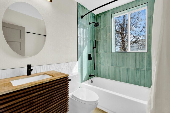 Building Photo - 2738 Pine St