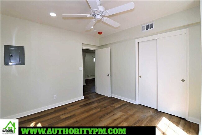 Building Photo - 1907 Grace Ave