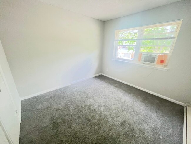 Building Photo - BEAUTIFUL TWO BEDROOM 1.5 BATHROOM APARTME...