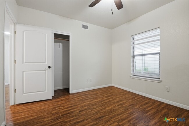 Building Photo - 302 W San Antonio St