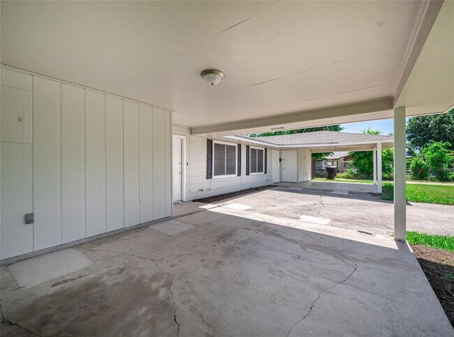 Building Photo - 910 W Lamar Ave