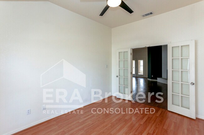 Building Photo - 2802 Southwood Dr