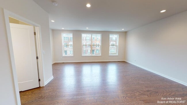 Building Photo - 2708 S Spurway Dr
