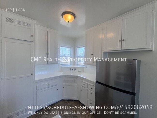 Building Photo - 4841 1/2 Clark Ave-