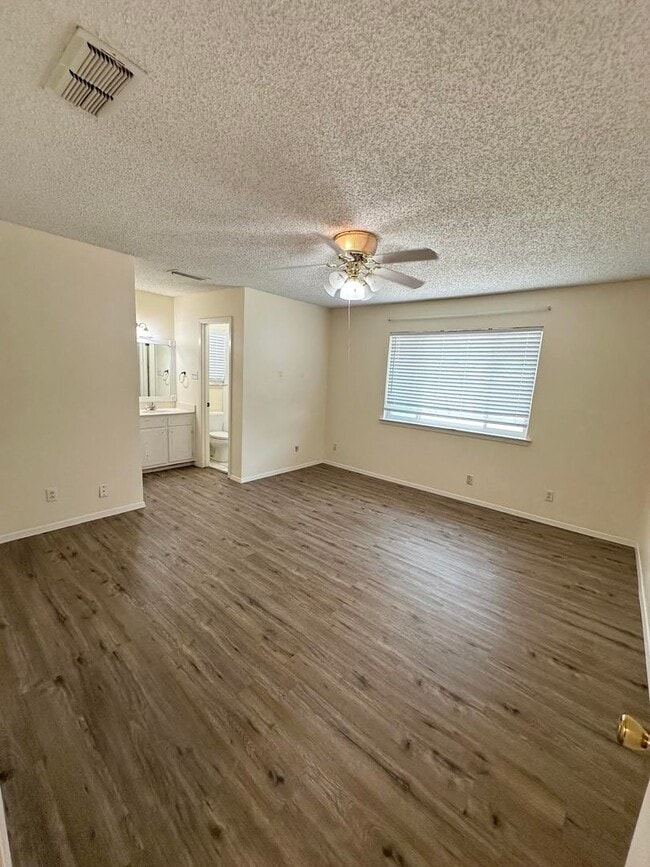 Building Photo - 3 Bedroom 2 Bathroom For Rent