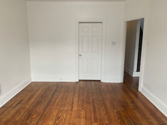 Building Photo - 3 Bedrooms on the Avenues York City