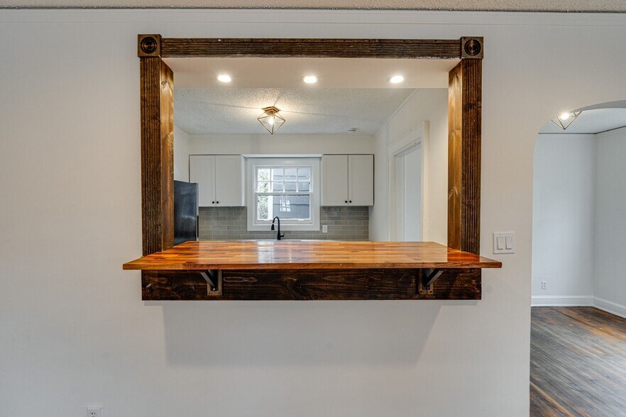 Building Photo - 203 N Seminole Dr