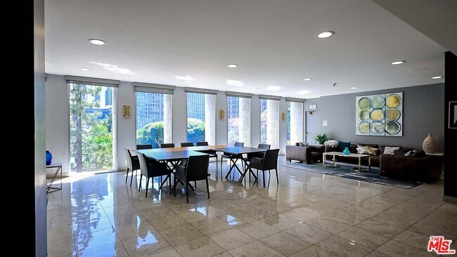 Building Photo - 800 W 1st St