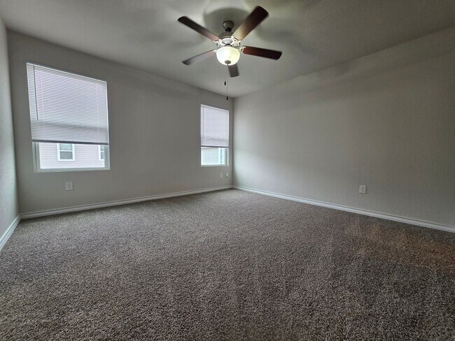 Building Photo - Town home for rent