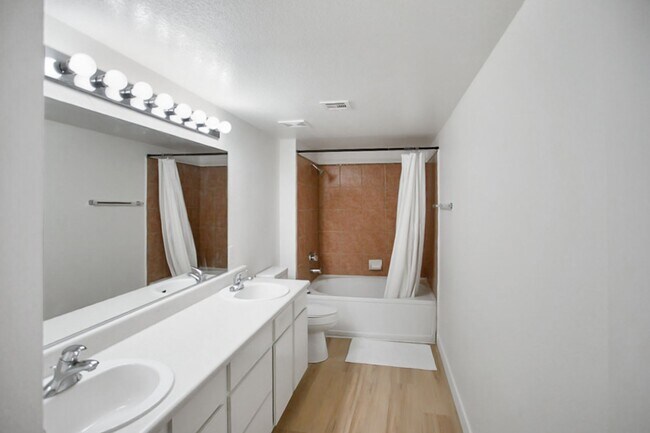 Building Photo - 3 Bedroom, 2 Full Bath Condo In Great Location