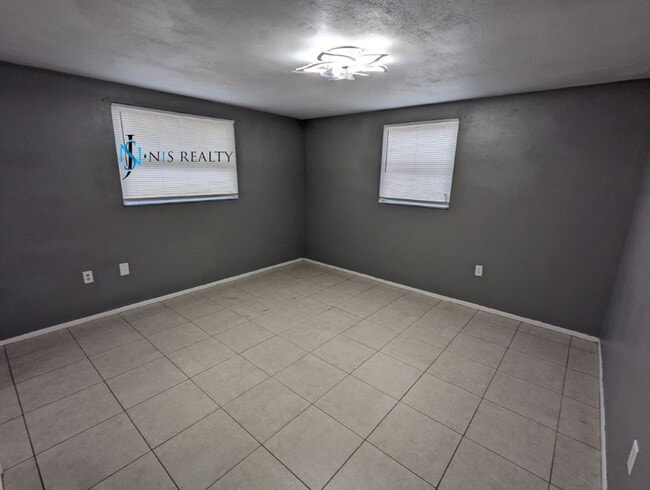Building Photo - Large 1270 Sq. Ft. 3/2/1 tile floors, walk-in-closet, indoor laundry, fenced yard and spacious ki...