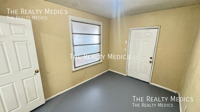 Building Photo - 1100 Santa Anita St