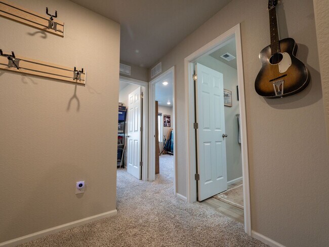 Building Photo - Astonishing 3 Bed/3.5 Bath Tri Level Townhome.   Must see to believe!!