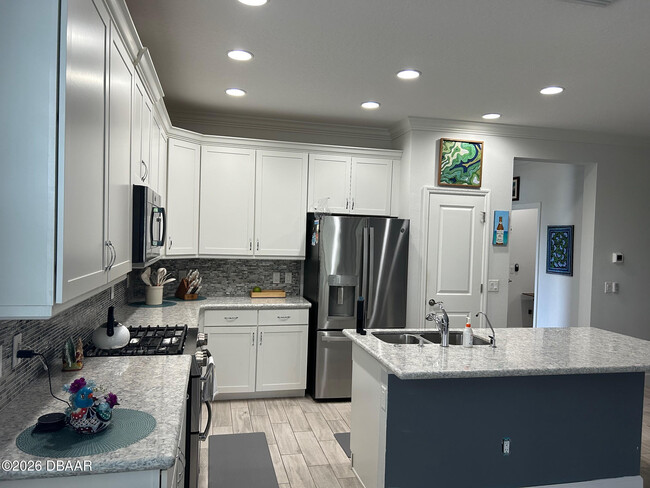 Building Photo - 402 Tiki Ter