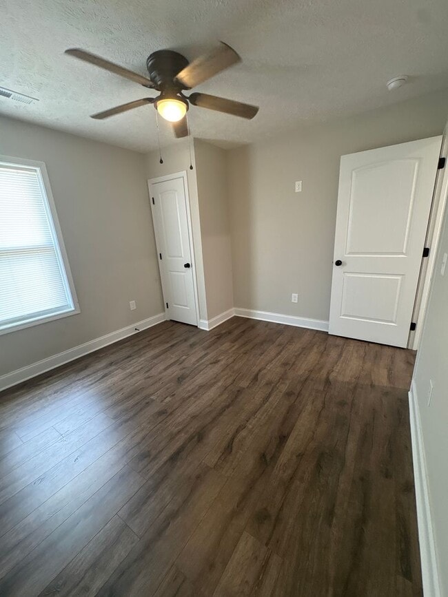 Building Photo - Spacious Duplex with Fenced-In Backyard!