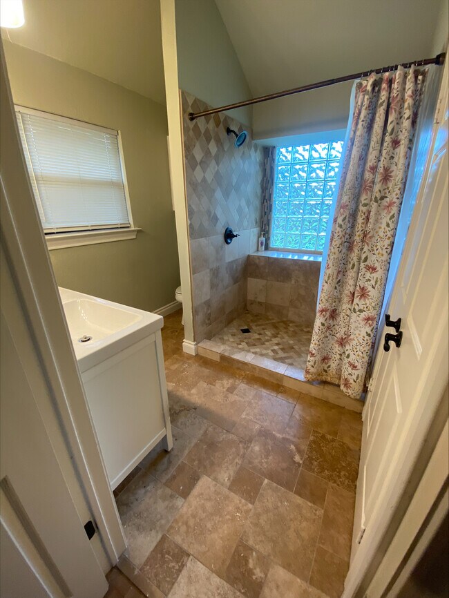 Building Photo - 702 Spring Hollow Dr