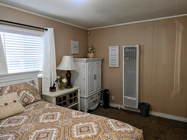 Building Photo - Modern 2 Bedroom 2 Bath Home with Fenced Yard