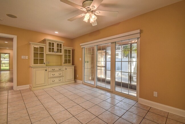 Building Photo - Luxurious 4 bedroom, 3 bath pool home.