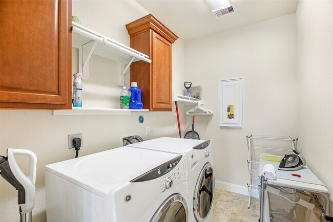 Building Photo - 6703 Honeycrest Lane