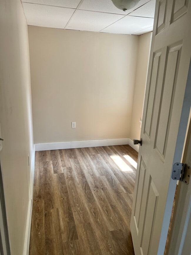 Building Photo - Newly Remodeled 3BR/1BA - 1st Floor | Sect...