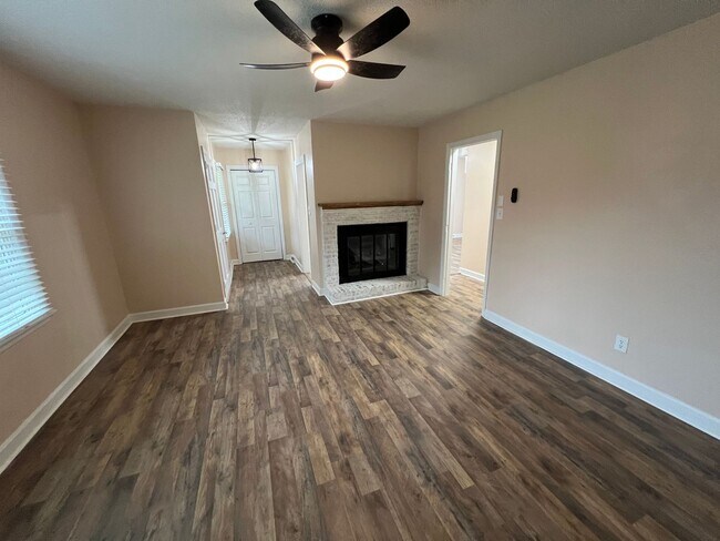 Building Photo - 3 Bedroom 1.5 Bathroom House for rent