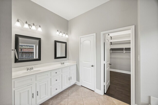 Building Photo - 31815 Forest Oak Ln