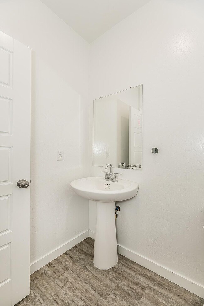Building Photo - 2844 N Vahe Ave