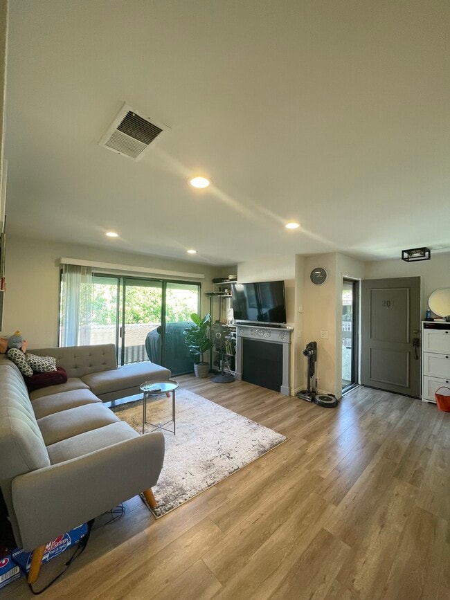 Building Photo - 13100 Creek View Dr