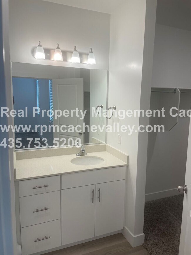 Building Photo - 472 W 40 S