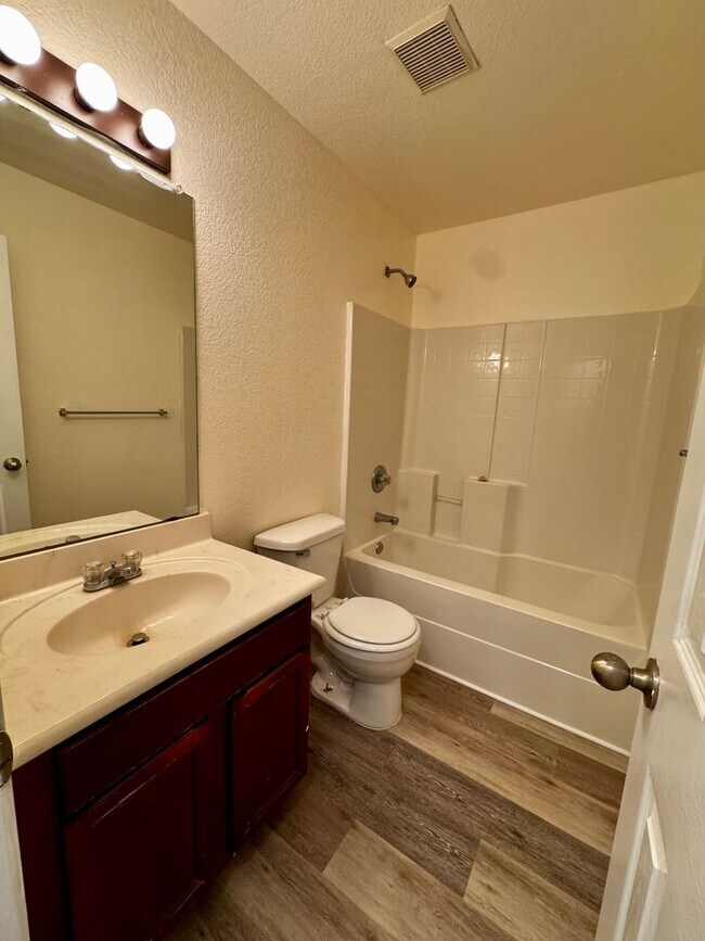 Building Photo - Spacious 4 Bedroom 2 Bath